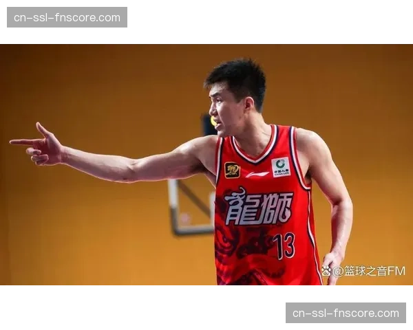 “走进校园”计划启动，郭艾伦现身沈阳小学指导篮球训练课