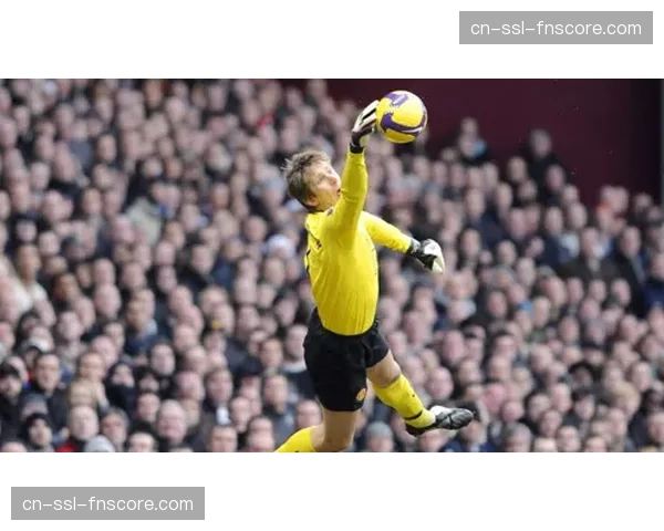 “英超联盟将讨论引入新规，限制守门员手接回传球以鼓励前场压迫”