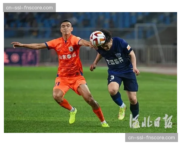 终场哨响,沧州雄狮老将赵宏略跪地亲吻草皮 终场哨响,沧州雄狮老将赵宏略跪地亲吻草皮