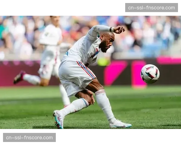 实时：图卢兹连换三人加强前场压迫，里昂后场出球连续失误